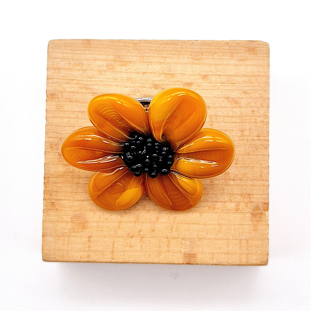 Pin's Marguerite jaune moutarde