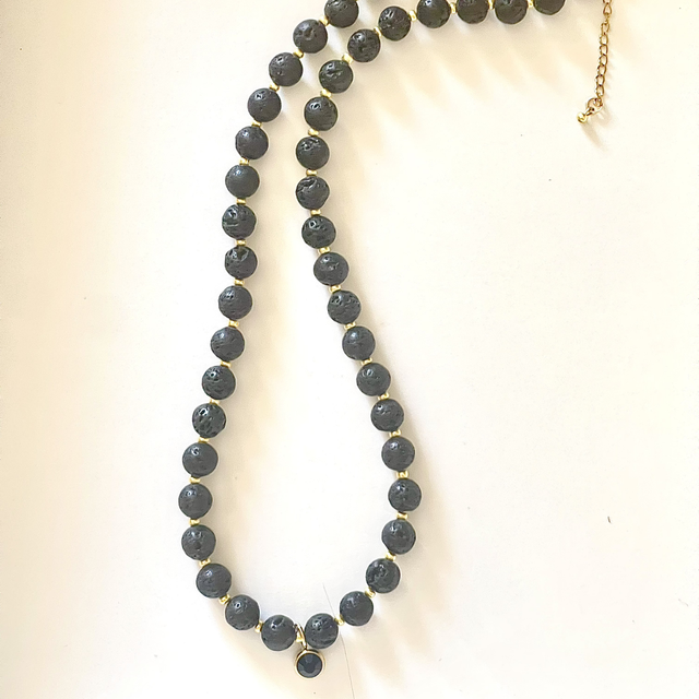 C22 - Collier perles de lave et strass