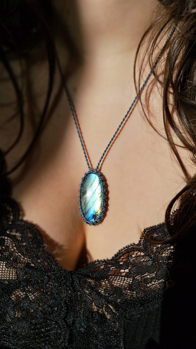 Collier pierre naturelle labradorite bleue macramé réglable
