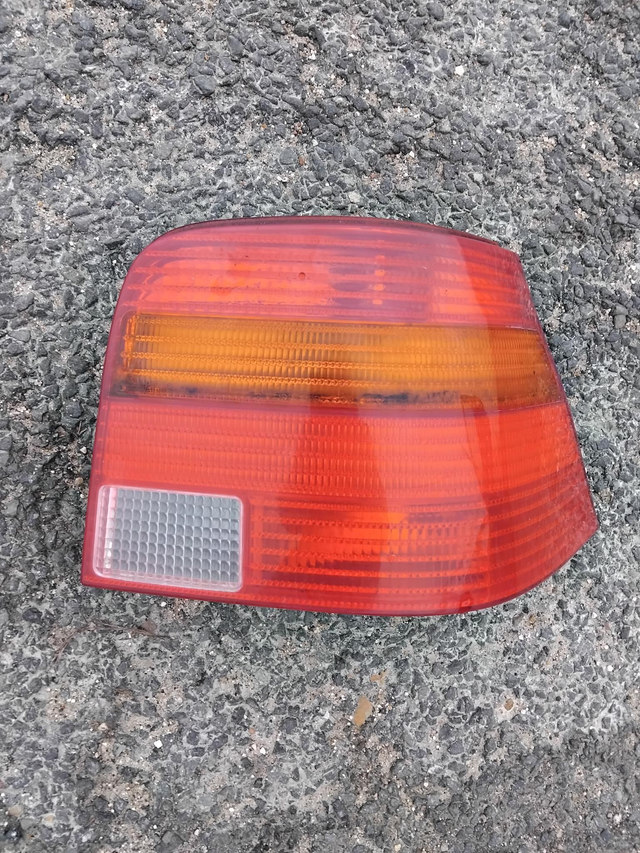 Feu arrière droit 