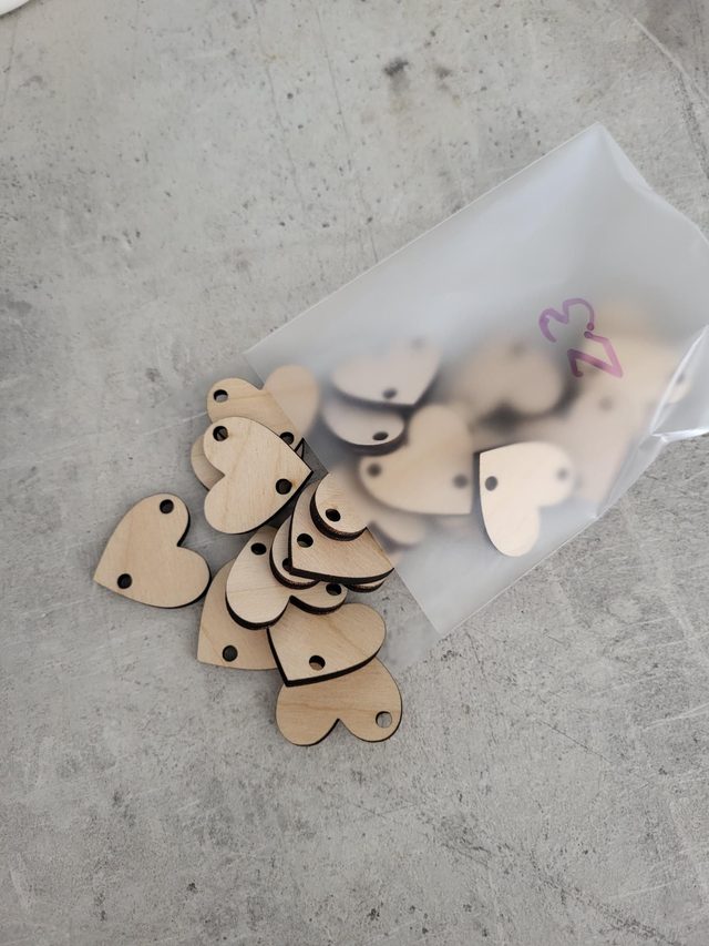 23 petits cœurs 2 trous