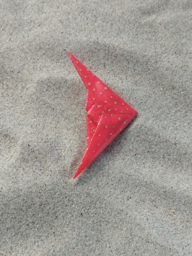 Broche cerf-volant rouge à pois dorées 