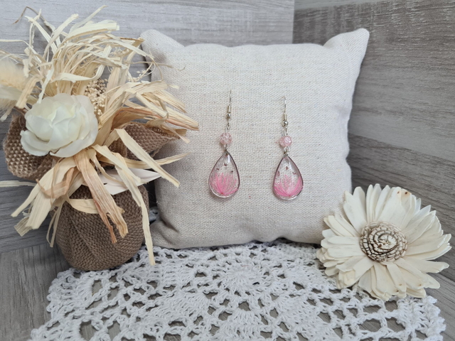 Boucles d&#039;oreilles fleurs séchées roses et résine uv Légères Et Hypoallergénique