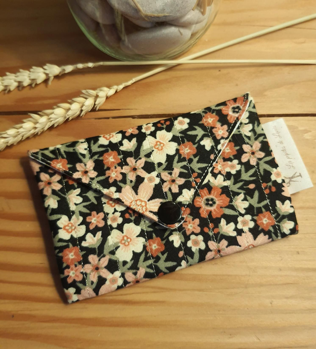 Mini pochette fleurie noire 