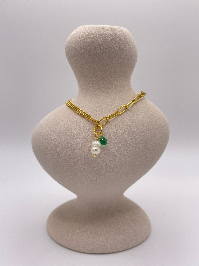 GREEN PEARL – Goldfarbene Kette mit grüner Perle & Süßwasserperle