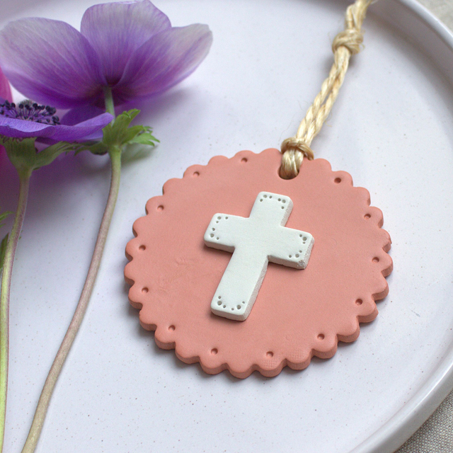 Médaillon croix terracotta