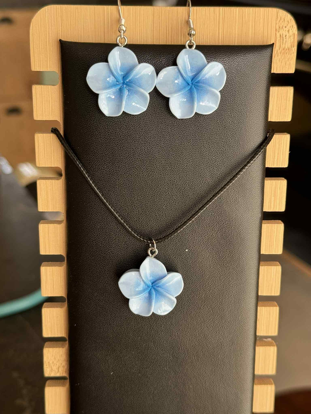 ✨ Parure Fleur de Frangipanier Bleu – Élégance et Fraîcheur Exotique ✨