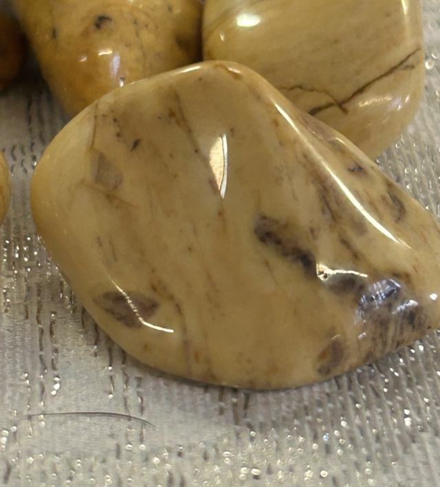 Pierre roulée en jaspe jaune 