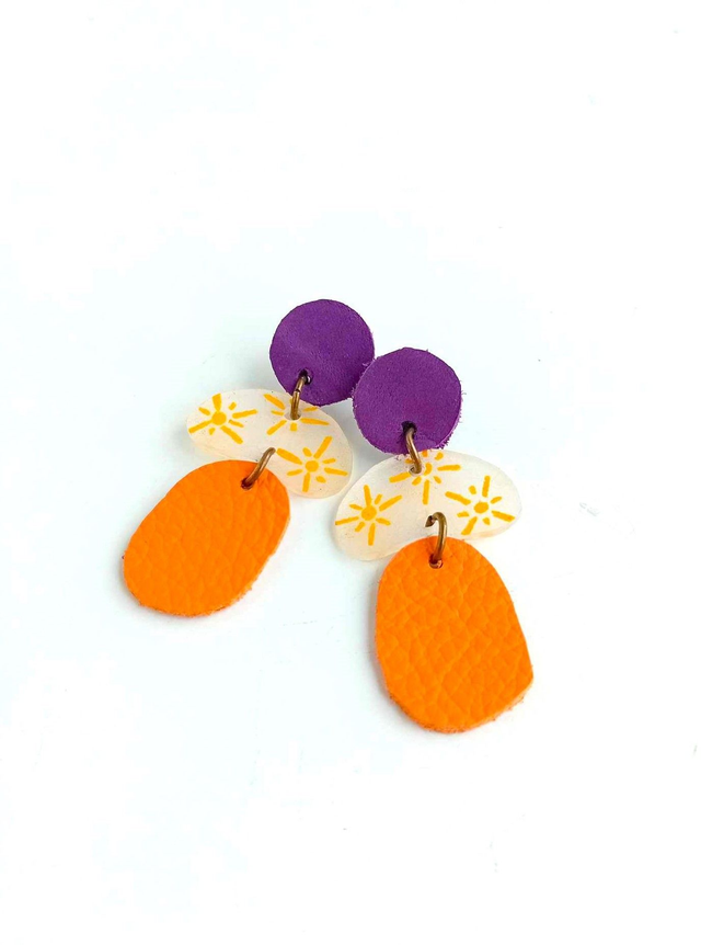 Boucles d&#039;Oreilles Inspiration Années 70 - Chutes de CUIRS et PLASTIQUE FOU - Soleil- Pièces Artisanales et Uniques