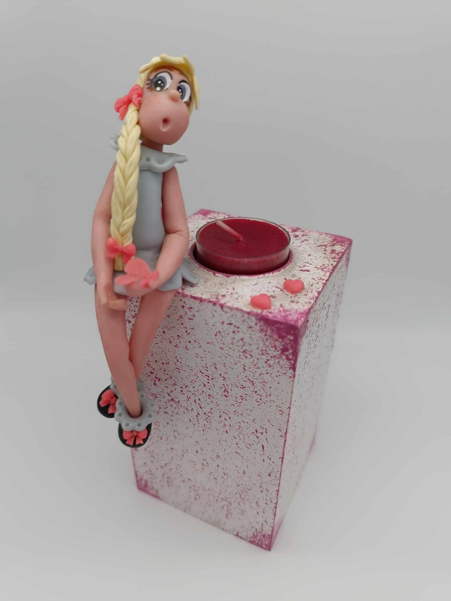 Bougeoir avec fillette en porcelaine froide