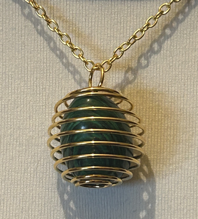 Collier “Protection &amp; Transformation” – Malachite en cage dorée