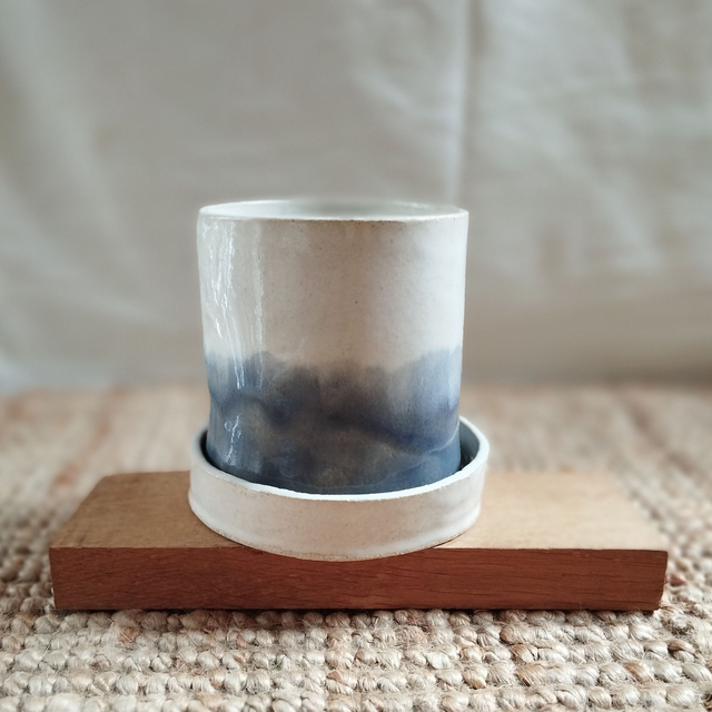 Egouttoir à couverts, argile blanc, émail bleu et blanc