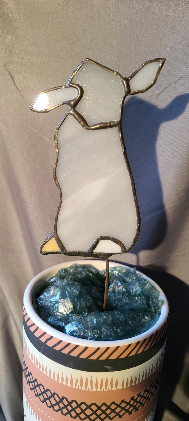 Lapin en verre  gris clair opalescent.  