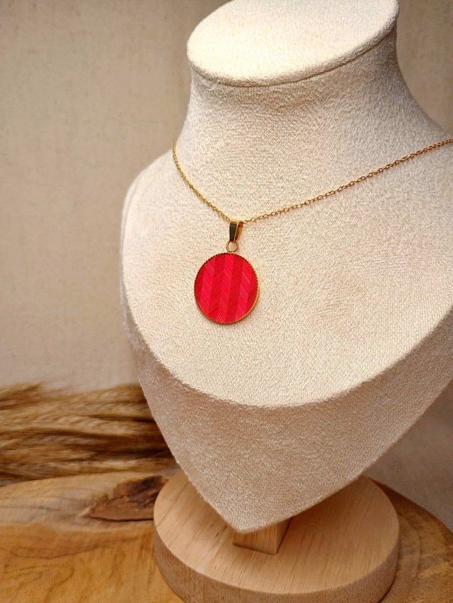 Collier MÉDAILLON Chevron Rouge- Acier inoxydable doré 