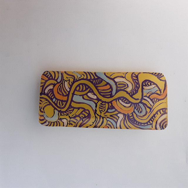 Broche grand rectangle bord arrondi collection Vitrail fond jaune d’or et entrelacs bleu ciel orange et blanc entouré de violet métallique