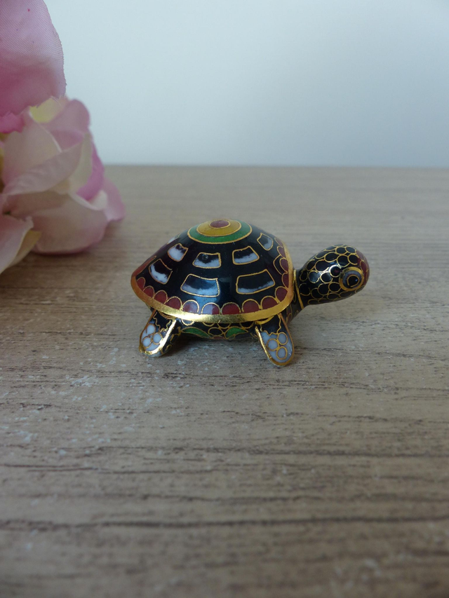 Boîte Tortue Vintage en Émail Cloisonné Noir et Bleu sur Laiton – Petite Boîte à Bijoux ou à Trésors – Objet de Collection Peint Main