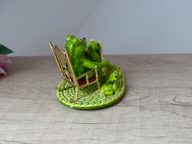 Figurine grenouille super papa en famille avec bébes, Grenouille avec journal, Papa d'enfants famille nombreuse, Cadeau Fête des Pères, Papa