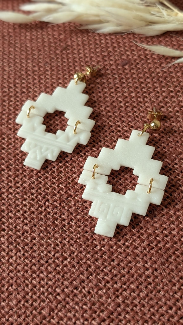 Boucles d'oreilles blanches en pâte polymère