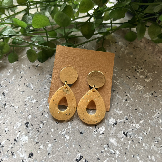 Boucles d’oreilles résine marron doré et paillettes 