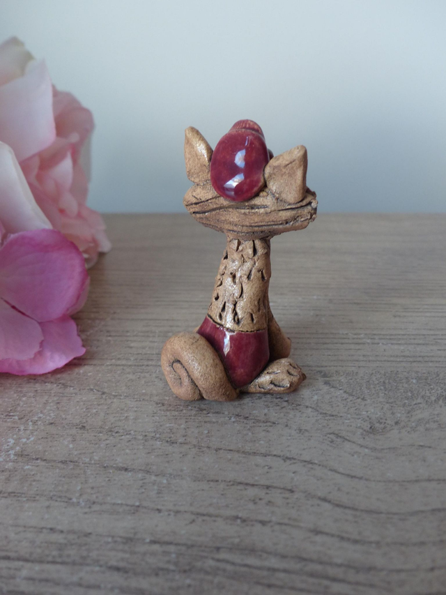 Vintage chat miniature art poterie, figurine chat amusant avec short et casquette rouges, chat vacancier touriste baigneur estivan voyageur