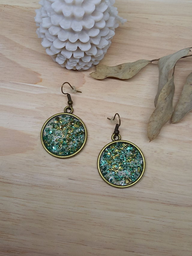 Boucles d&#039;oreilles Résine - rond bronze / paillettes vertes/dorées