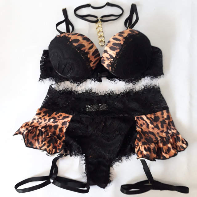 Conjunto de Lingerie Lynx, Animal Print com Cinta Liga e Choker