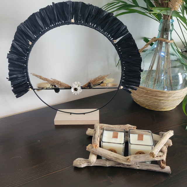 Décoration sur socle en bois.