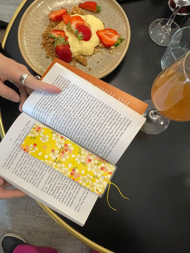Marque-page à fleurs jaune