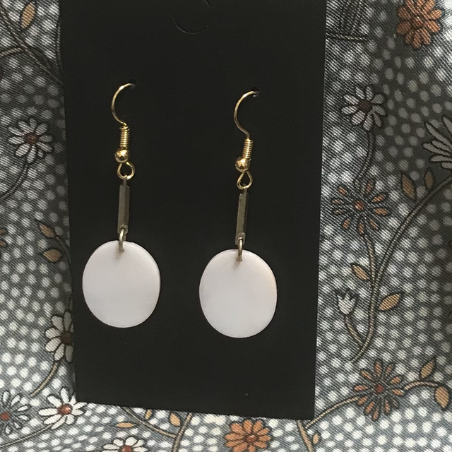 Cream Dangling Earrings- CDE24