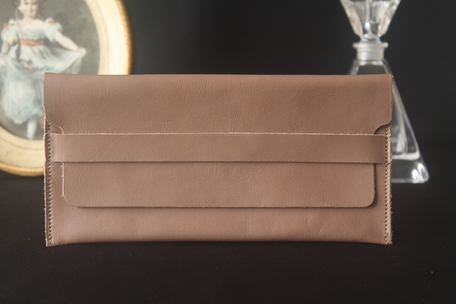 Etui à lunettes marron glacé avec le logo peint couleur blanc à l’intérieur