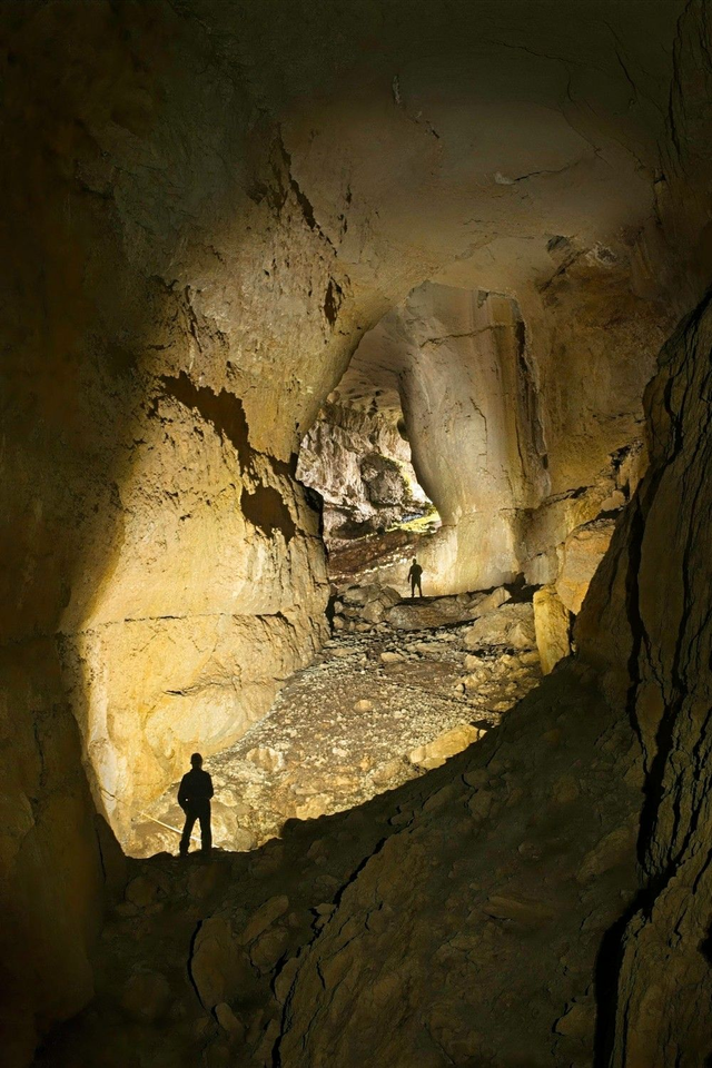 Cueva de Coquisera entrance passage, by Sam Davis Photographer (1)