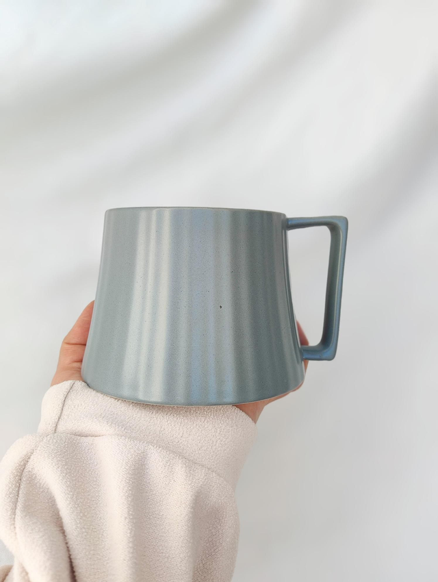 Mug en céramique gris foncé 