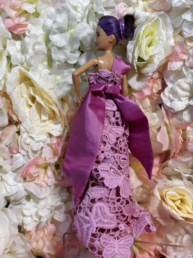 Poupée – Robe rose en dentelle papillon et fleur - Fait main
