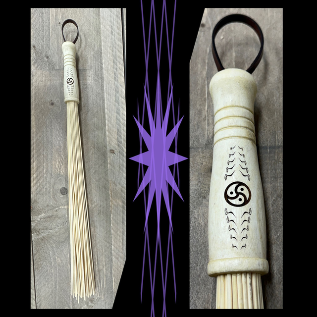 Bamboo Beater met BDSM symbool