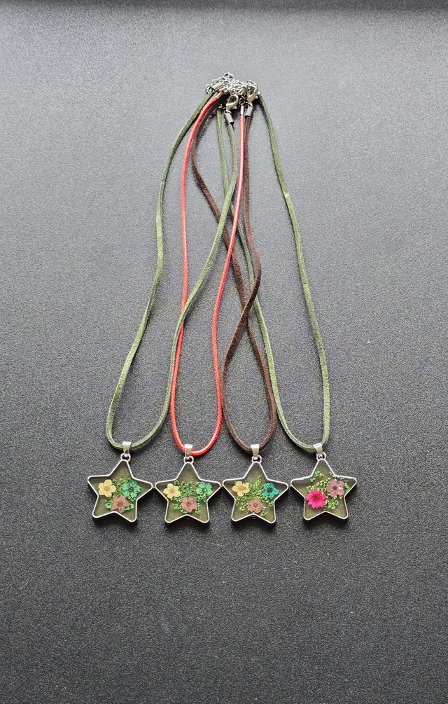 Star pendant necklaces dried flowers in resin