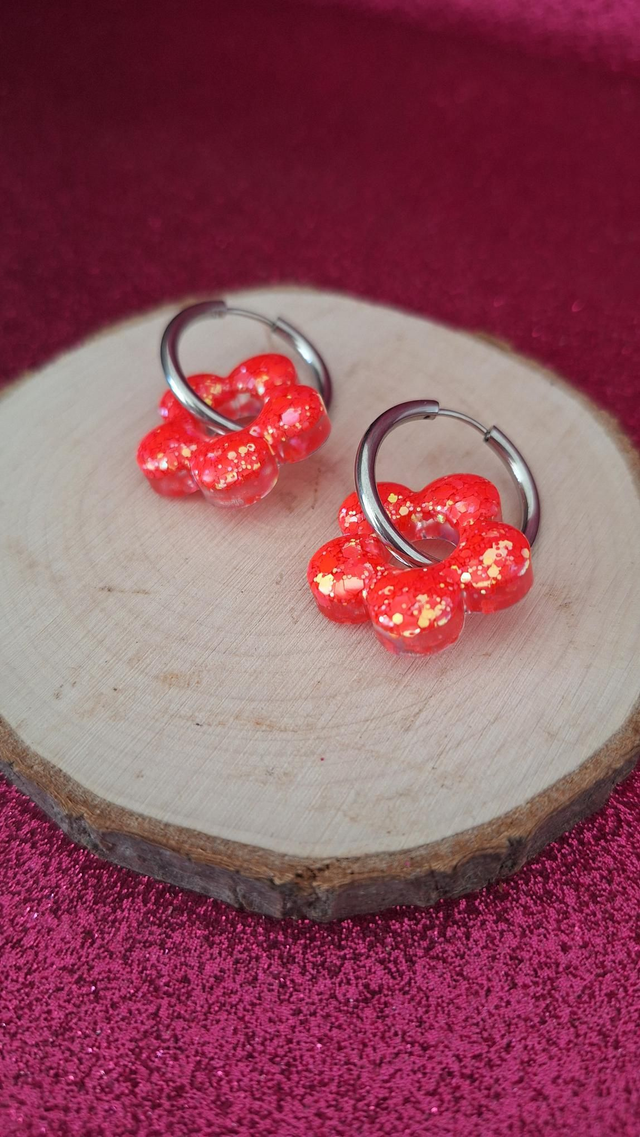 Créoles argentées fleurs corail 