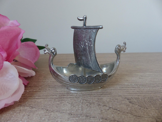 Bateau viking miniature en étain, bateau viking fait à la main, bateau de Tinn souvenir, chaloupe viking Handstopt, navire dragon nordique