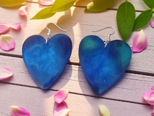 Boucles d&#039;oreilles artisanales en résine uv, hypoallergénique fait main en France 