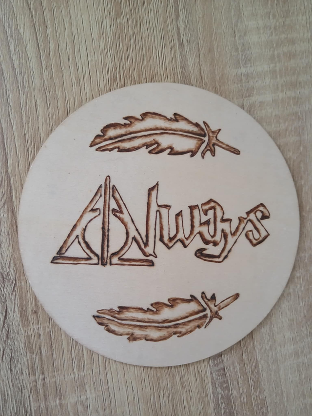 Décoration murale ronde en bois – Motif gravé à la main – Ø 30 cm