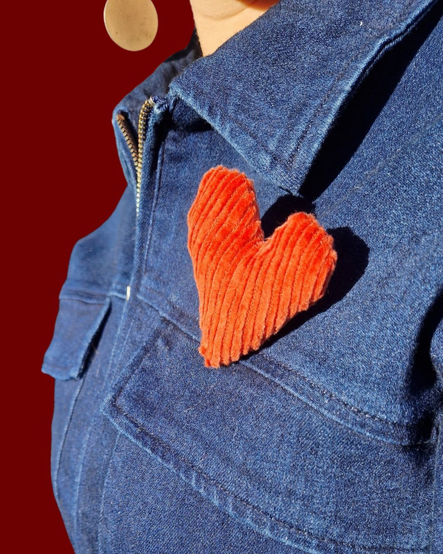 Broche upcyclée cœur velours orange