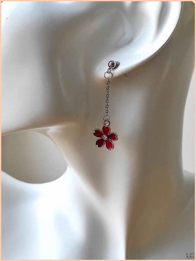 Clous d&#039;oreilles fleur en émail rouge