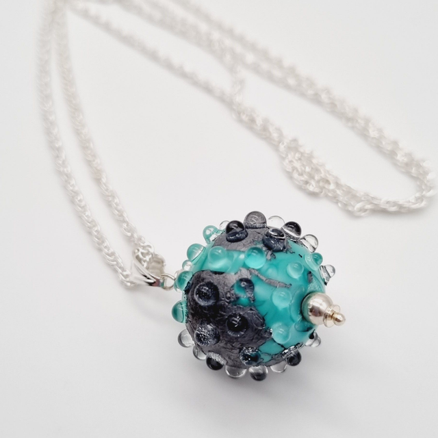 Pendentif Boule turquoise avec une feuille de métal