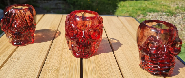 Têtes de morts rouge et noir