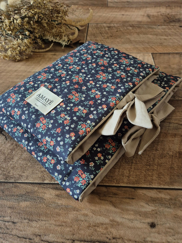 Housse de livre molletonnée "Fleurs rouges"