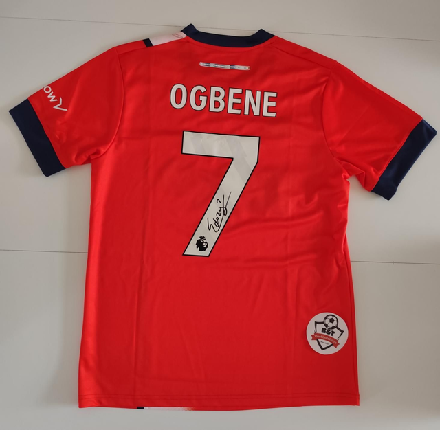 Gesigneerd Ogbene Luton Town shirt.