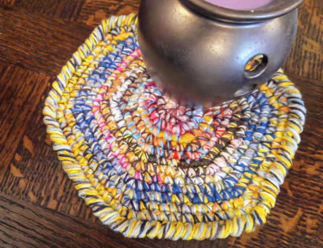 Petit tapis hexagonale au crochet – Fils recyclés – Fait main – Déco écoresponsable