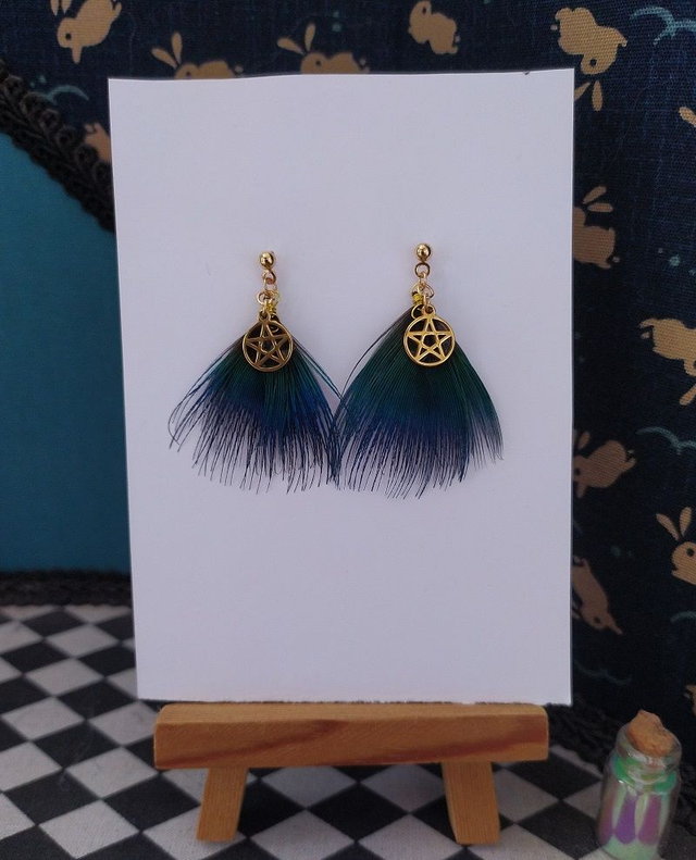 Clous d'oreilles dorés plumes de paon et breloques