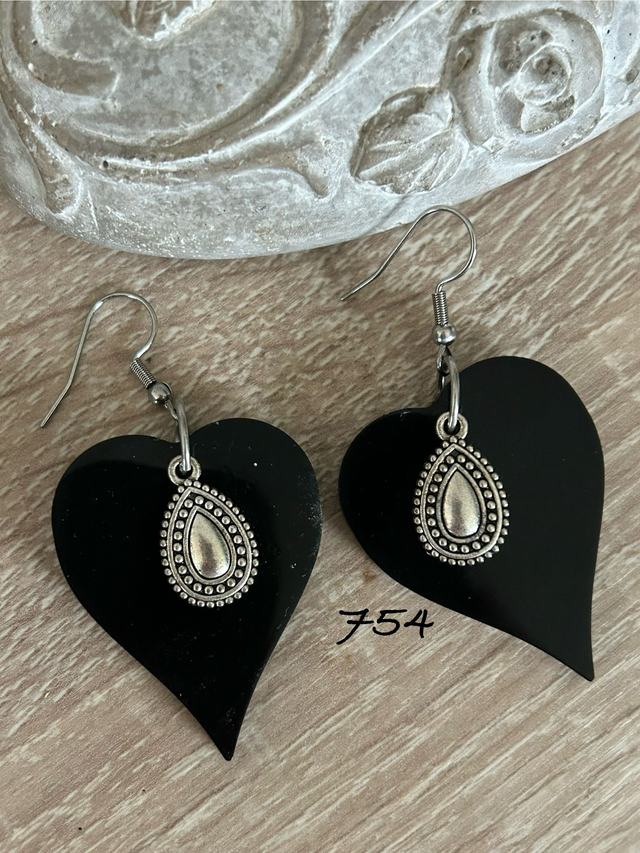🖤Boucles d’oreilles en résine noire avec breloques argentées – Réf. 754