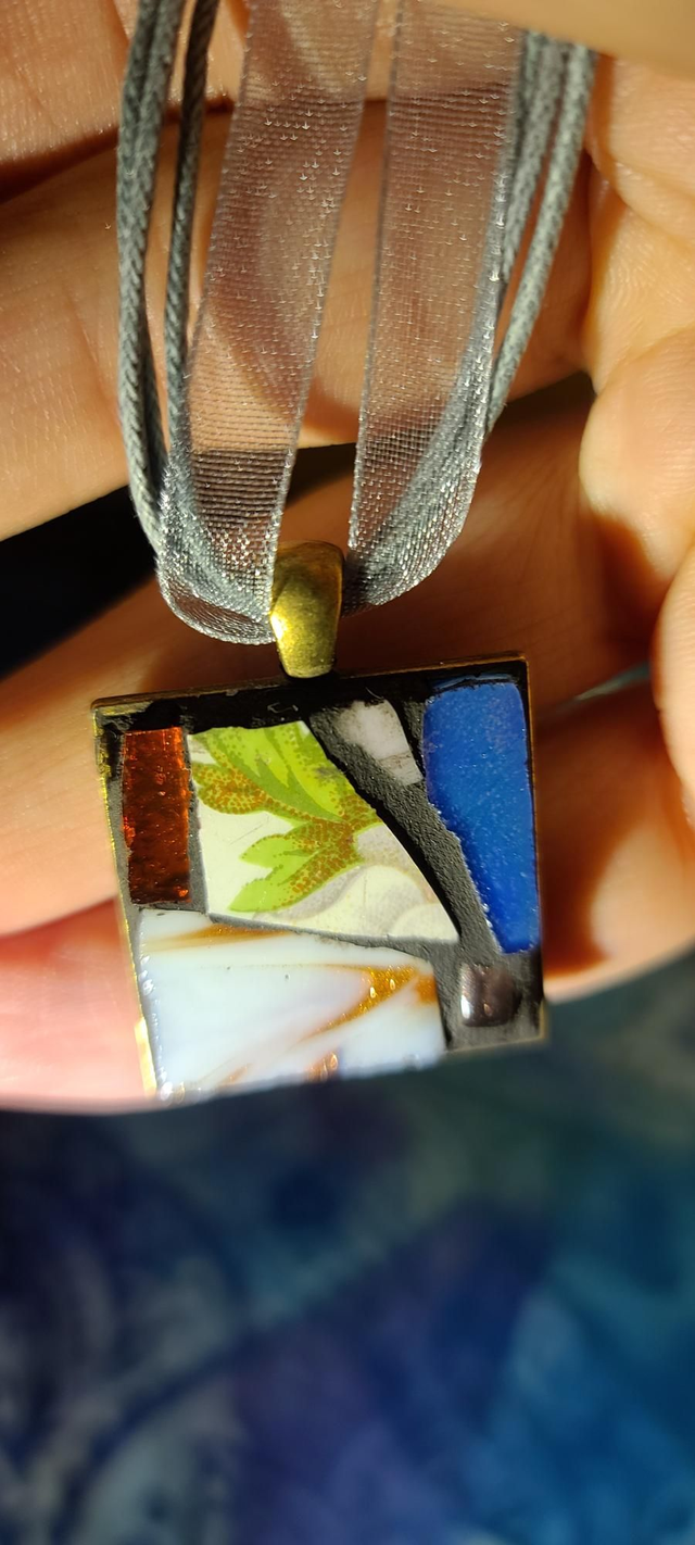 Pendentif mosaïque de verres. 