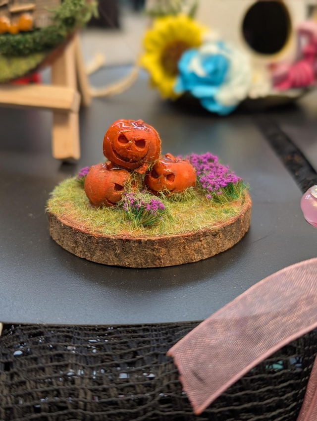Mini Log Diorama - Pumpkin Patch